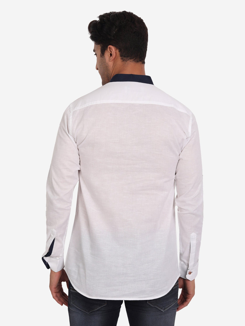 BLUE ROBED Men Slim Fit Contrast Collar Kurta in White view 3