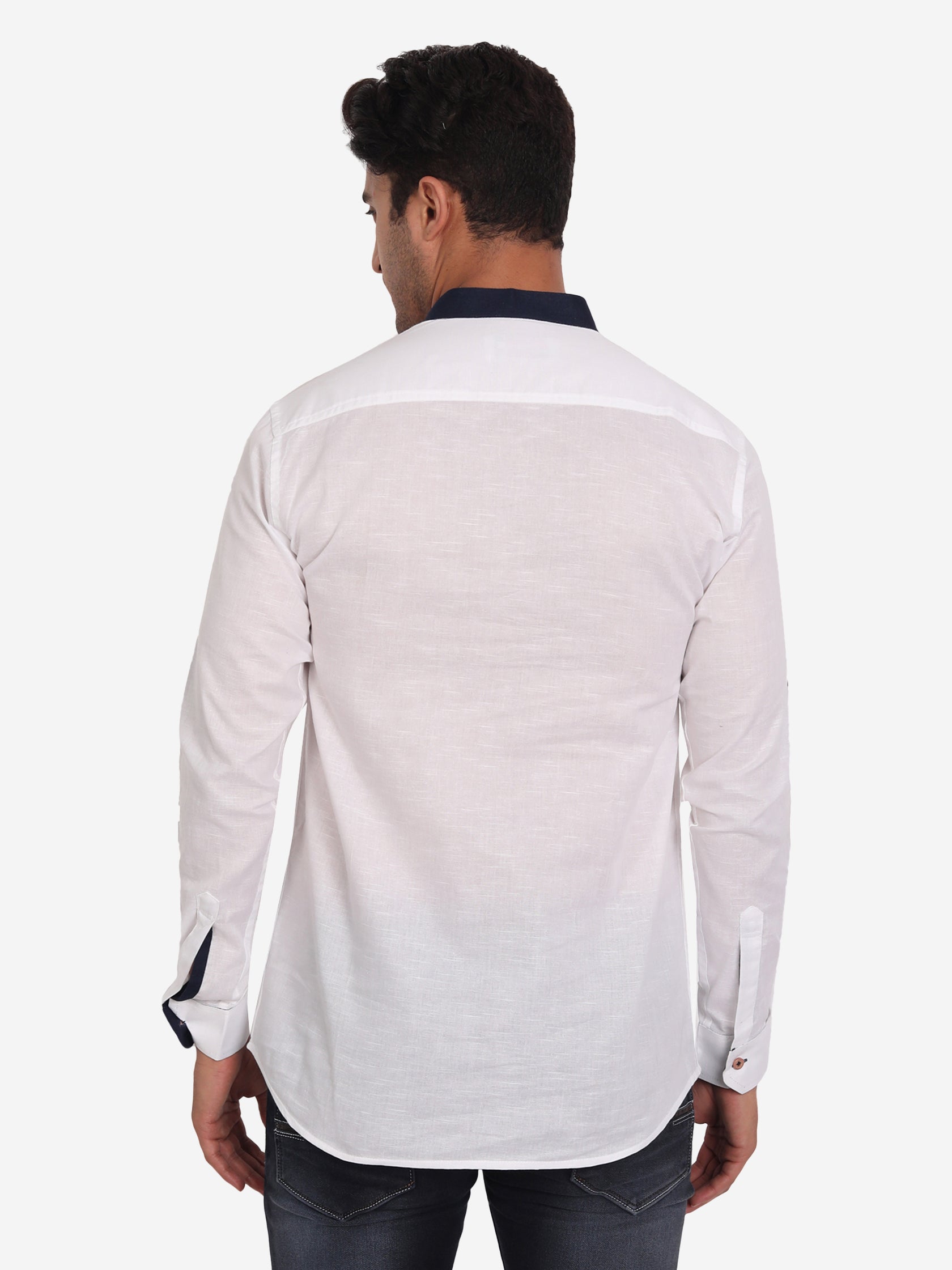 BLUE ROBED Men Slim Fit Contrast Collar Kurta in White view 3